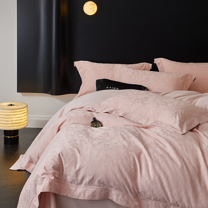 91家纺网 家纺一手货源 找家纺 薏思家纺 2026年新款全棉色织水洗提花 杏芙微醺-粉