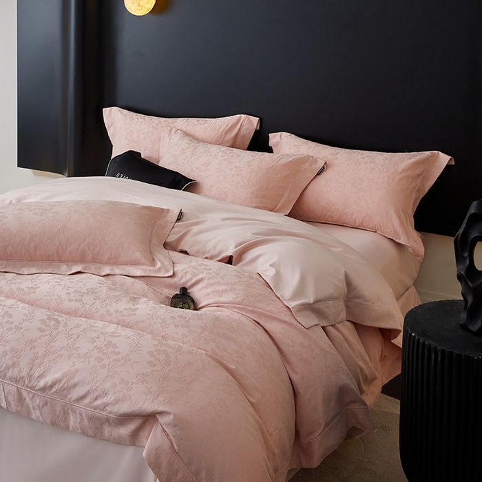 91家纺网 家纺一手货源 找家纺 薏思家纺 2026年新款全棉色织水洗提花 杏芙微醺-粉