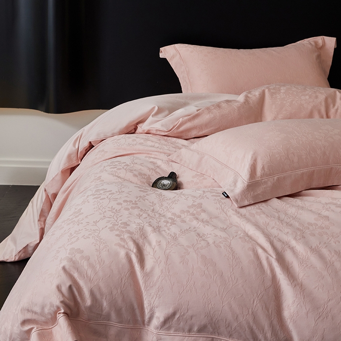 91家纺网 家纺一手货源 找家纺 薏思家纺 2026年新款全棉色织水洗提花 杏芙微醺-粉