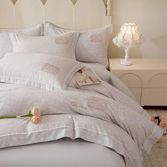 91家纺网 家纺一手货源 找家纺 巧玲珑 2026新款新疆棉宽边刺绣四件套 柏林花涧-灰