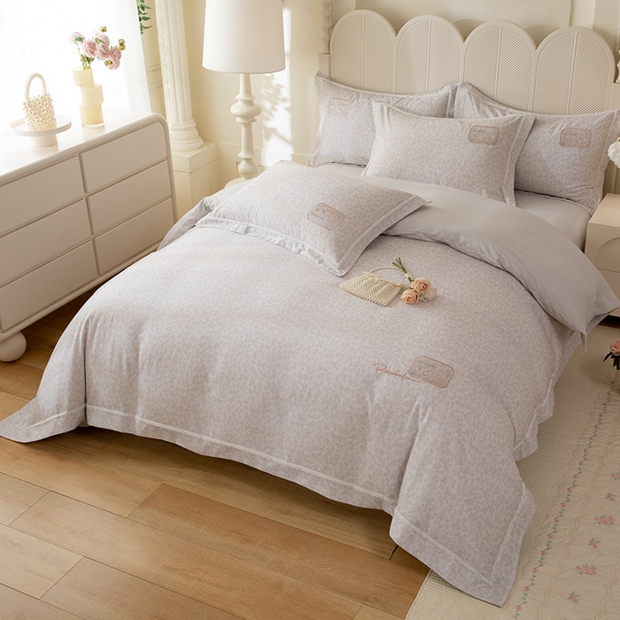 91家纺网 家纺一手货源 找家纺 巧玲珑 2026新款新疆棉宽边刺绣四件套 柏林花涧-灰