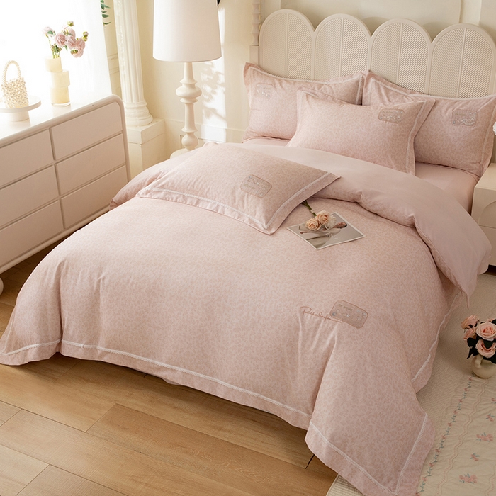 91家纺网 家纺一手货源 找家纺 巧玲珑 2026新款新疆棉宽边刺绣四件套 柏林花涧-奶茶咖