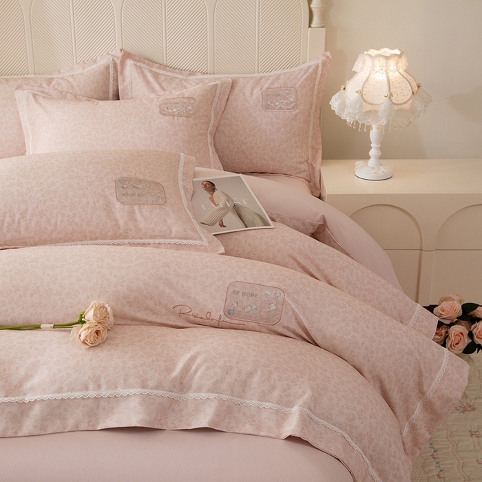 91家纺网 家纺一手货源 找家纺 巧玲珑 2026新款新疆棉宽边刺绣四件套 柏林花涧-奶茶咖