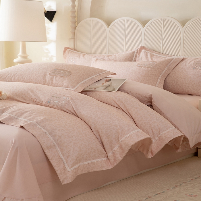 91家纺网 家纺一手货源 找家纺 巧玲珑 2026新款新疆棉宽边刺绣四件套 柏林花涧-奶茶咖