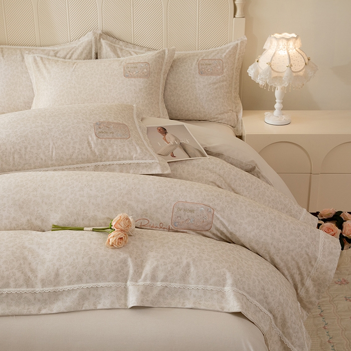 91家纺网 家纺一手货源 找家纺 巧玲珑 2026新款新疆棉宽边刺绣四件套 柏林花涧-浅卡其