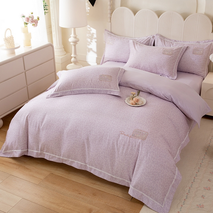 91家纺网 家纺一手货源 找家纺 巧玲珑 2026新款新疆棉宽边刺绣四件套 柏林花涧-紫