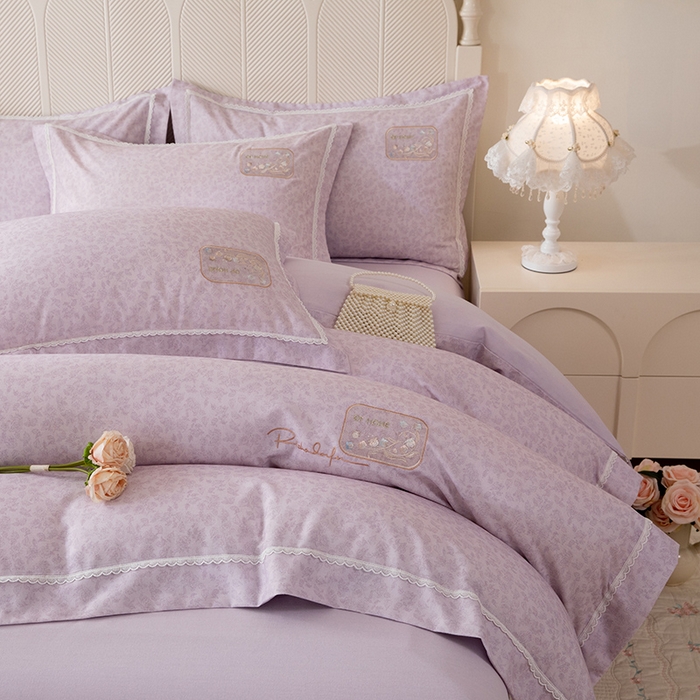 91家纺网 家纺一手货源 找家纺 巧玲珑 2026新款新疆棉宽边刺绣四件套 柏林花涧-紫