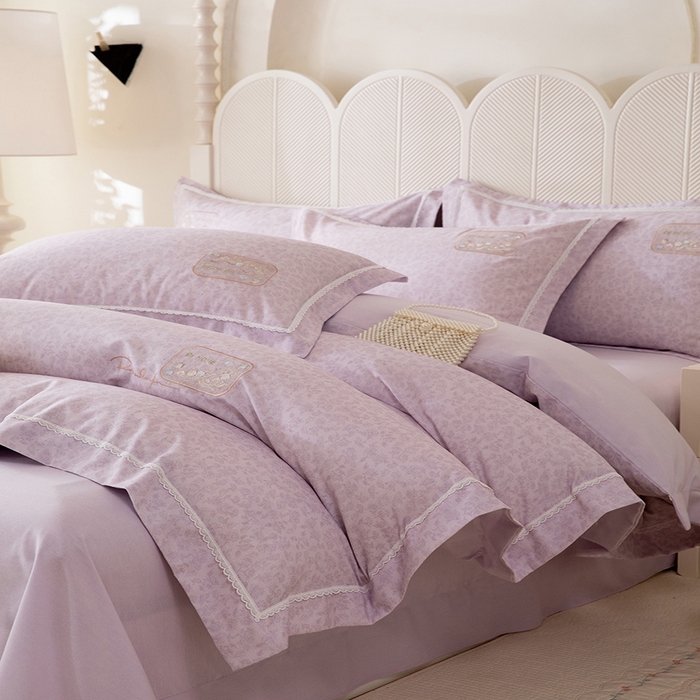 91家纺网 家纺一手货源 找家纺 巧玲珑 2026新款新疆棉宽边刺绣四件套 柏林花涧-紫