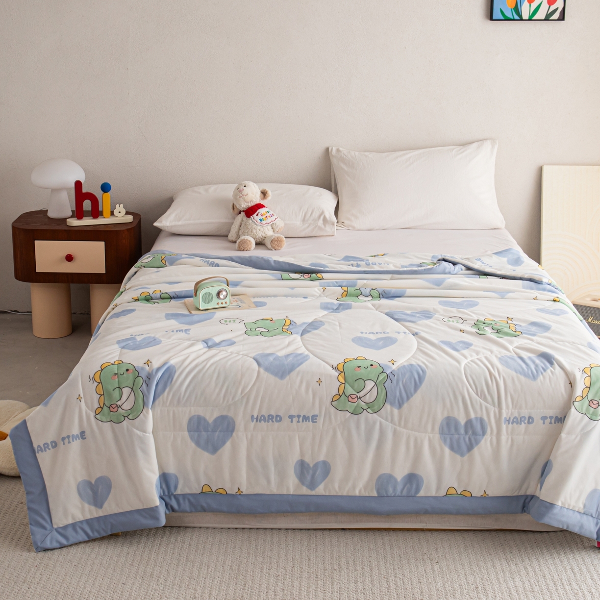 91家纺网 家纺一手货源 找家纺 亿莱鑫 2026新款手包边凉感抗菌夏凉被空调被 爱心恐龙