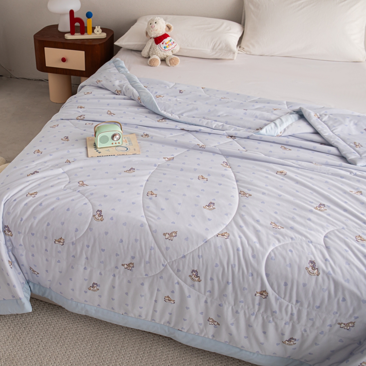 91家纺网 家纺一手货源 找家纺 亿莱鑫 2026新款手包边凉感抗菌夏凉被空调被 爱心小马