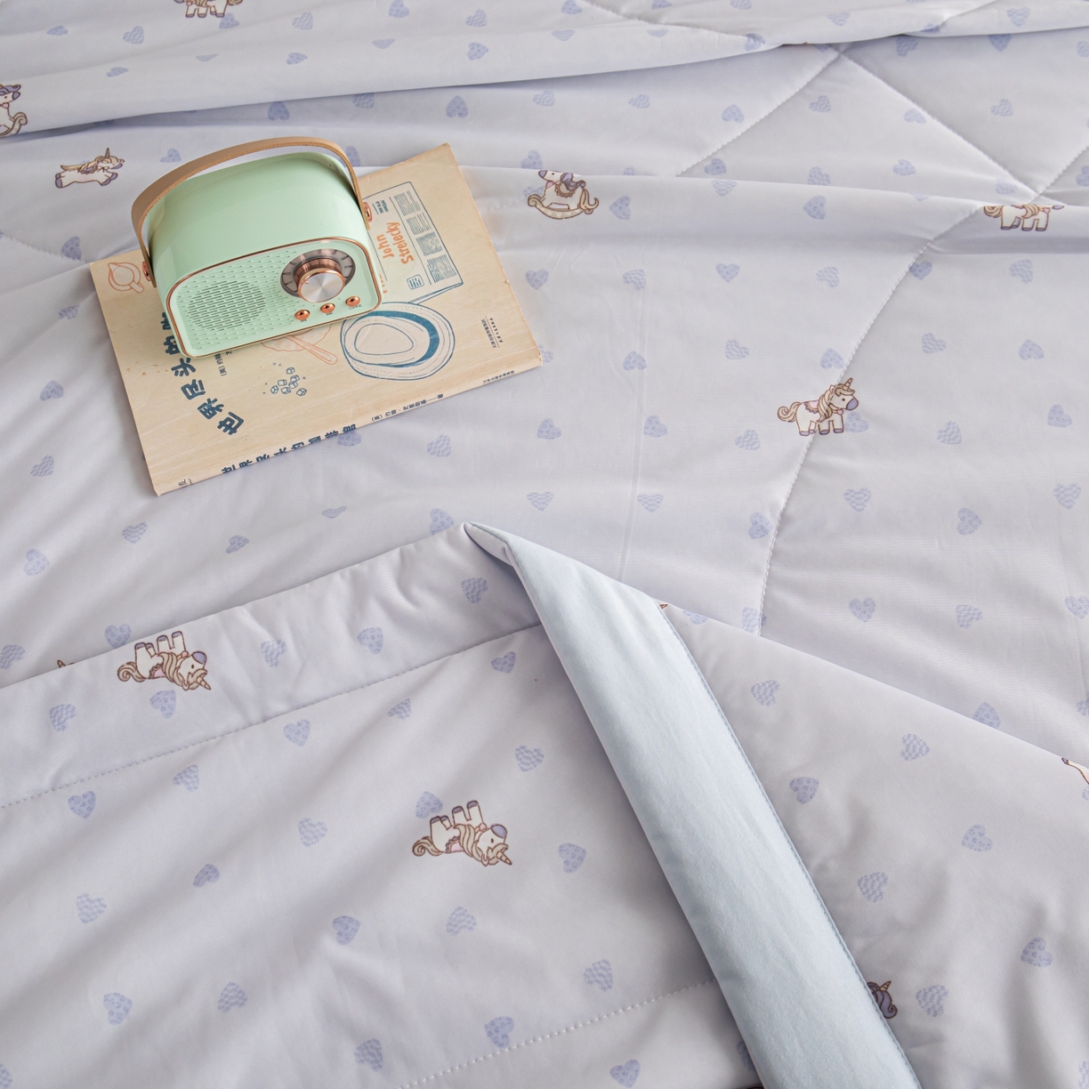 91家纺网 家纺一手货源 找家纺 亿莱鑫 2026新款手包边凉感抗菌夏凉被空调被 爱心小马