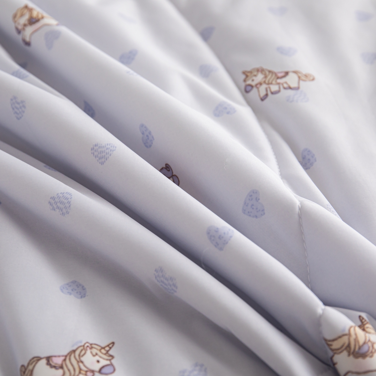 91家纺网 家纺一手货源 找家纺 亿莱鑫 2026新款手包边凉感抗菌夏凉被空调被 爱心小马