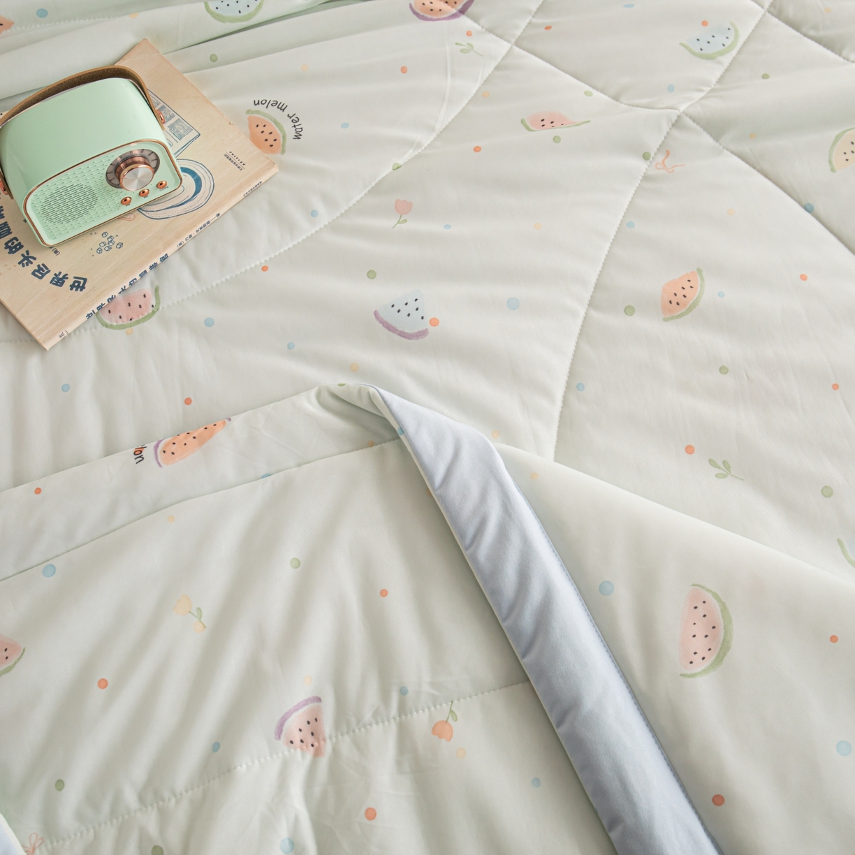 91家纺网 家纺一手货源 找家纺 亿莱鑫 2026新款手包边凉感抗菌夏凉被空调被 缤纷夏日