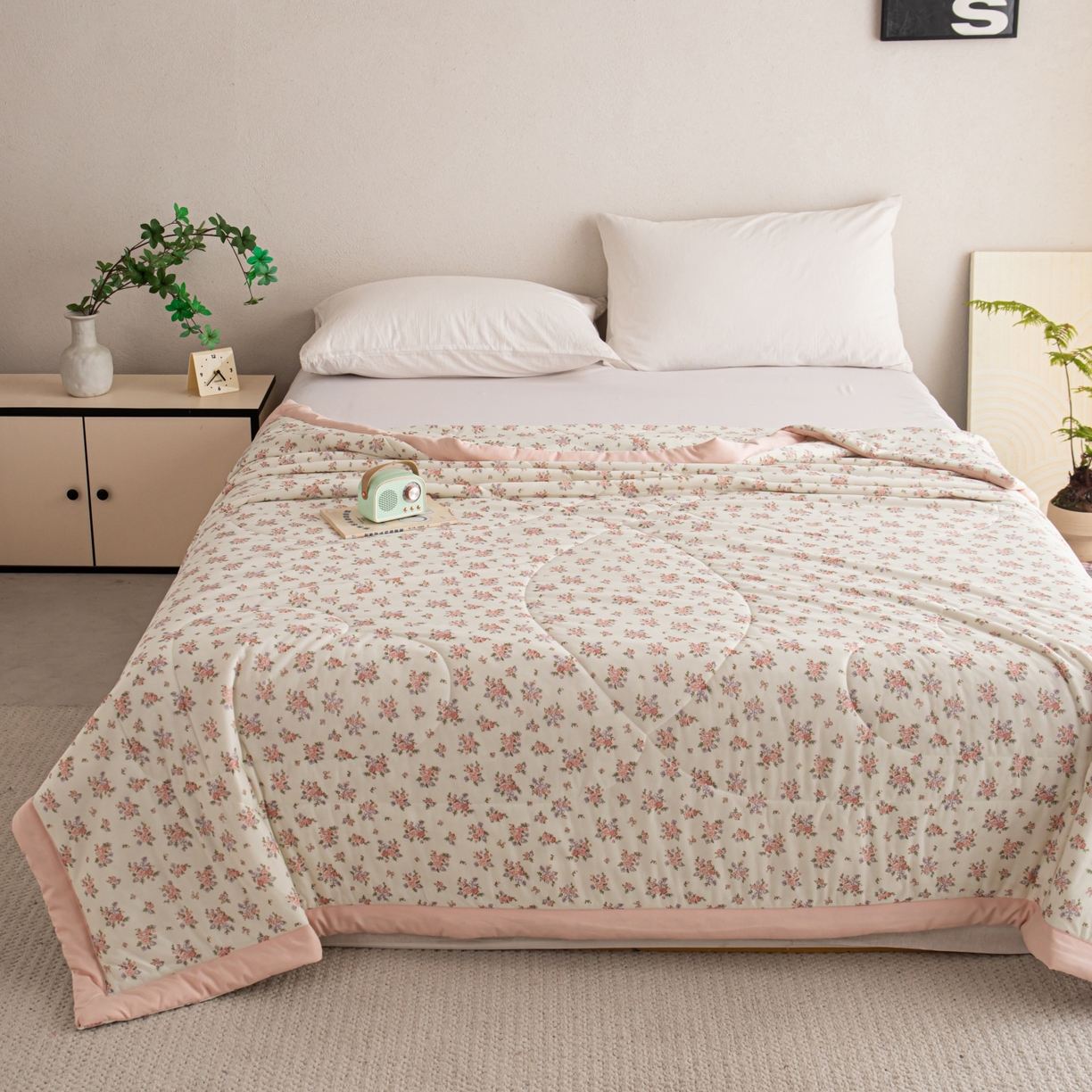 91家纺网 家纺一手货源 找家纺 亿莱鑫 2026新款手包边凉感抗菌夏凉被空调被 畅游花海