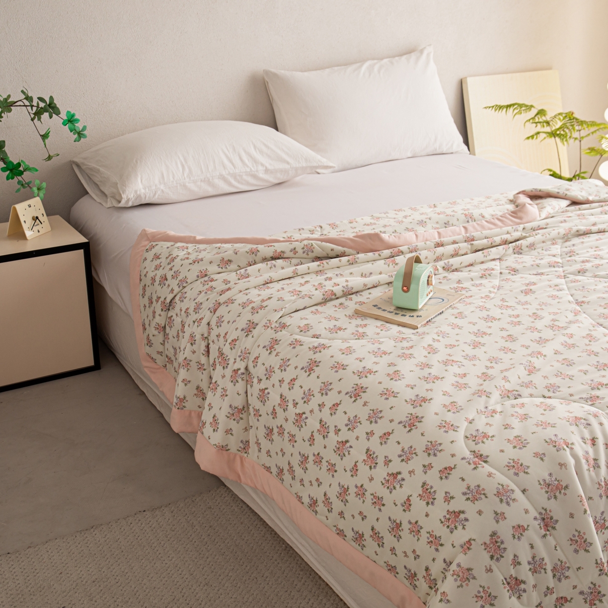 91家纺网 家纺一手货源 找家纺 亿莱鑫 2026新款手包边凉感抗菌夏凉被空调被 畅游花海