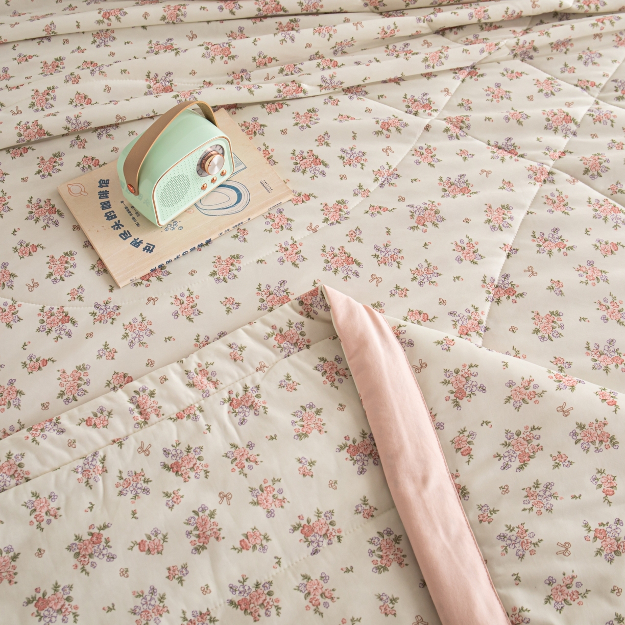 91家纺网 家纺一手货源 找家纺 亿莱鑫 2026新款手包边凉感抗菌夏凉被空调被 畅游花海