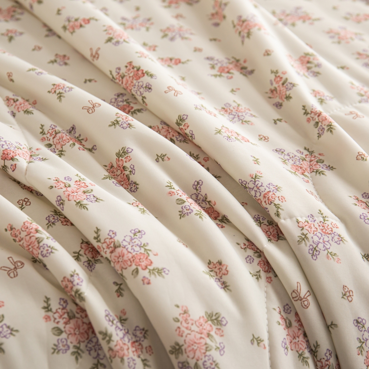 91家纺网 家纺一手货源 找家纺 亿莱鑫 2026新款手包边凉感抗菌夏凉被空调被 畅游花海