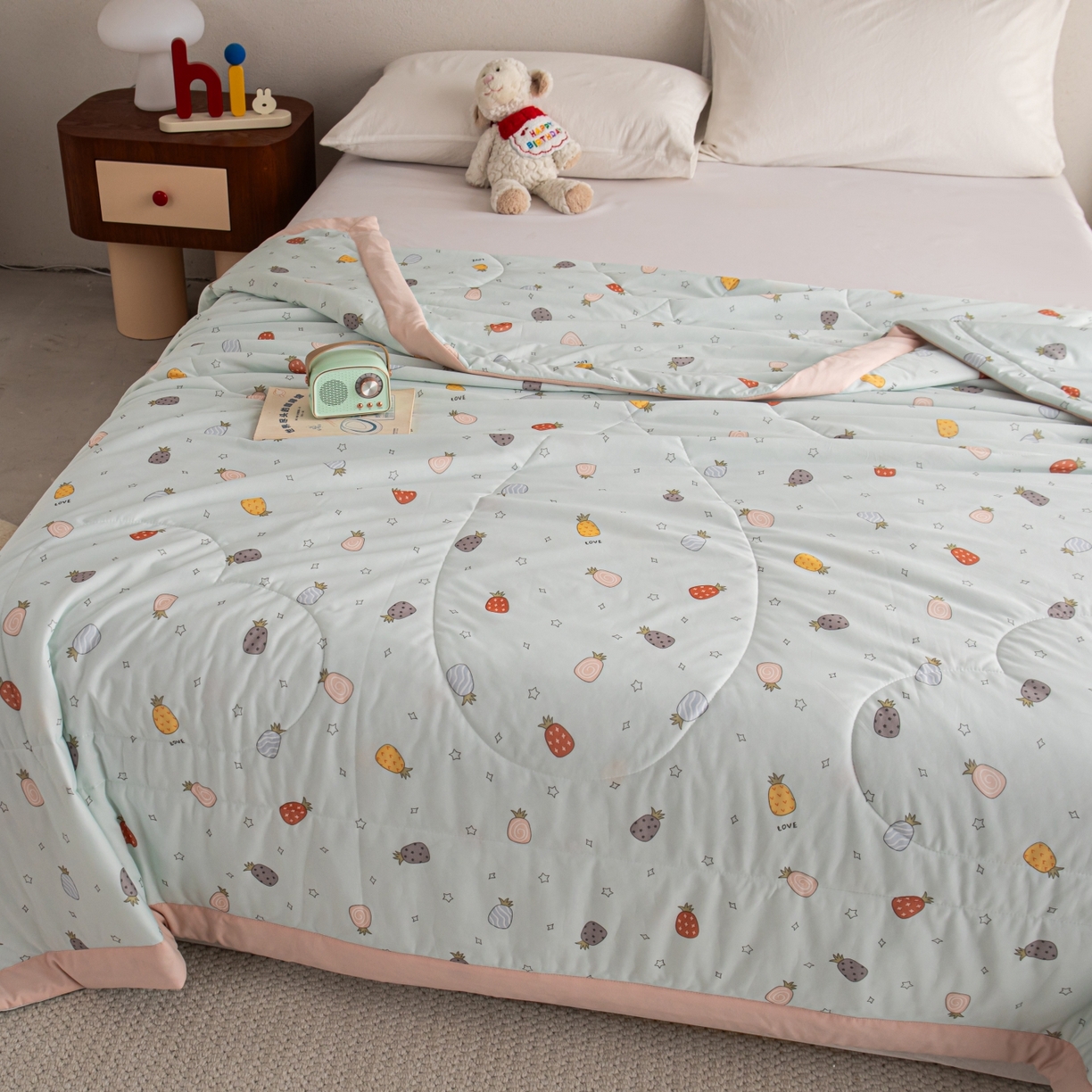 91家纺网 家纺一手货源 找家纺 亿莱鑫 2026新款手包边凉感抗菌夏凉被空调被 多彩菠萝