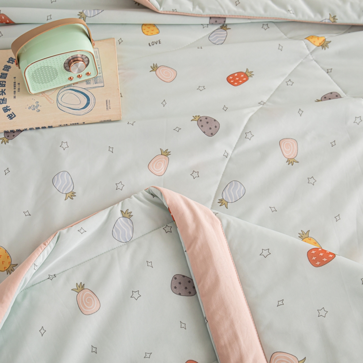 91家纺网 家纺一手货源 找家纺 亿莱鑫 2026新款手包边凉感抗菌夏凉被空调被 多彩菠萝