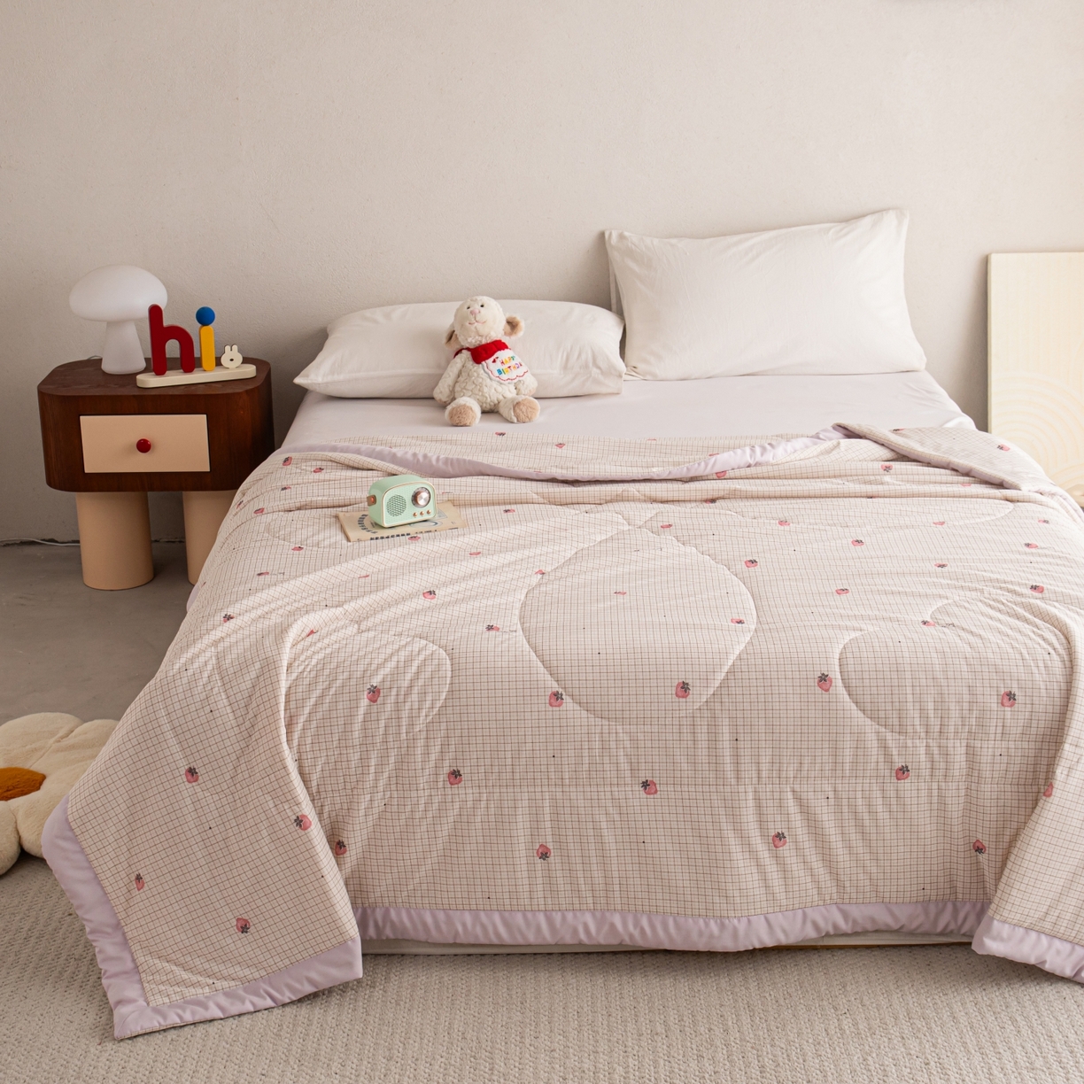 91家纺网 家纺一手货源 找家纺 亿莱鑫 2026新款手包边凉感抗菌夏凉被空调被 格子草莓-粉