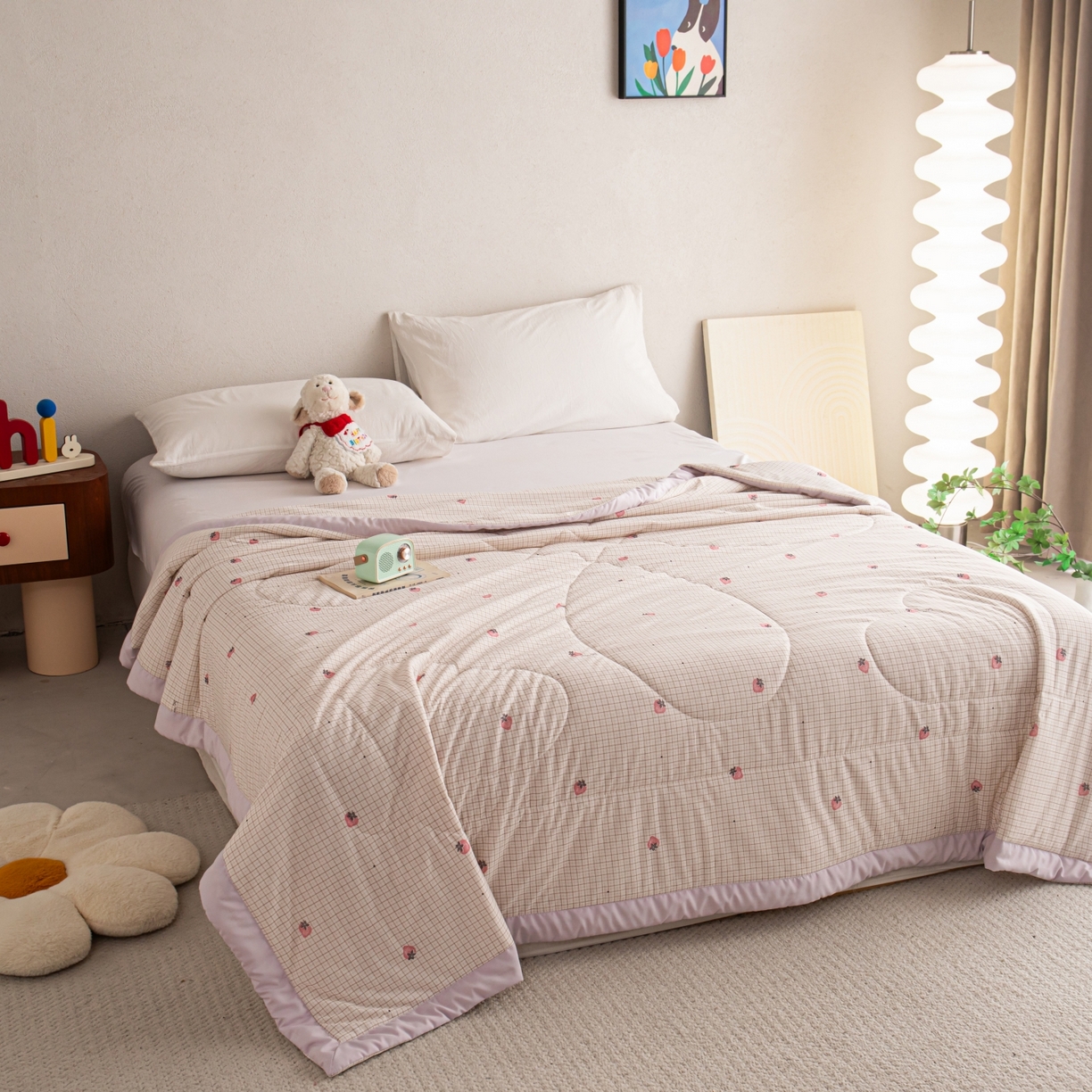 91家纺网 家纺一手货源 找家纺 亿莱鑫 2026新款手包边凉感抗菌夏凉被空调被 格子草莓-粉