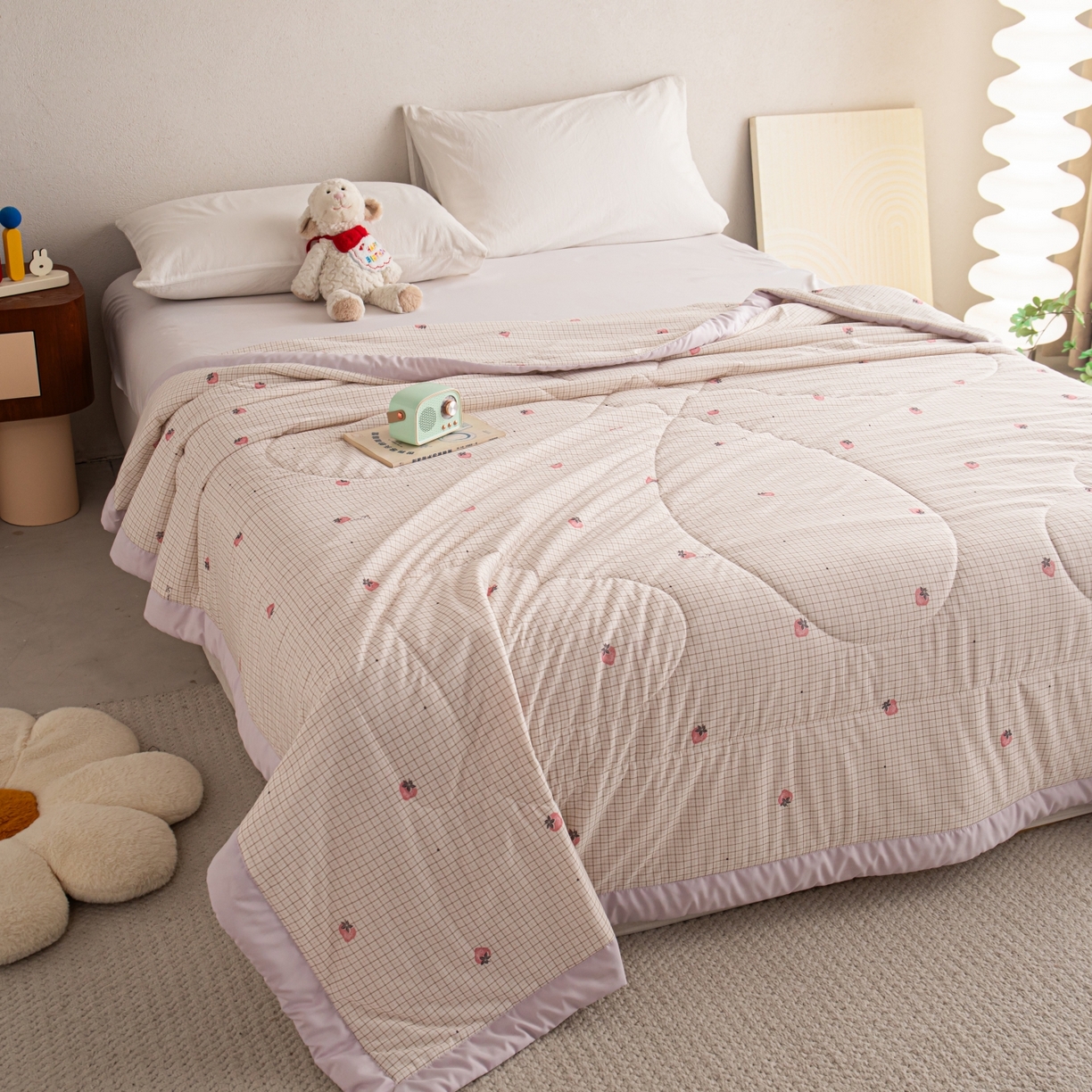 91家纺网 家纺一手货源 找家纺 亿莱鑫 2026新款手包边凉感抗菌夏凉被空调被 格子草莓-粉