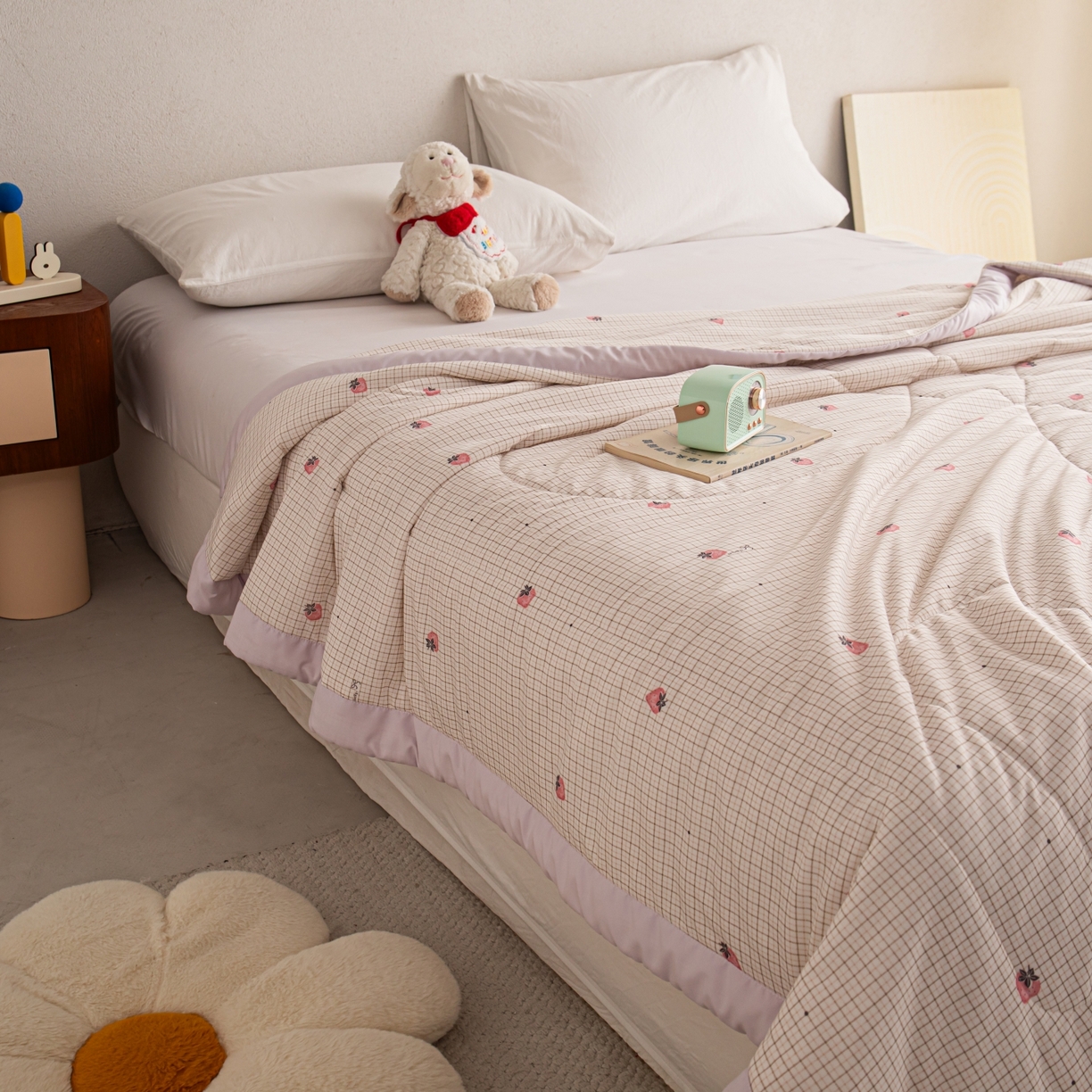 91家纺网 家纺一手货源 找家纺 亿莱鑫 2026新款手包边凉感抗菌夏凉被空调被 格子草莓-粉