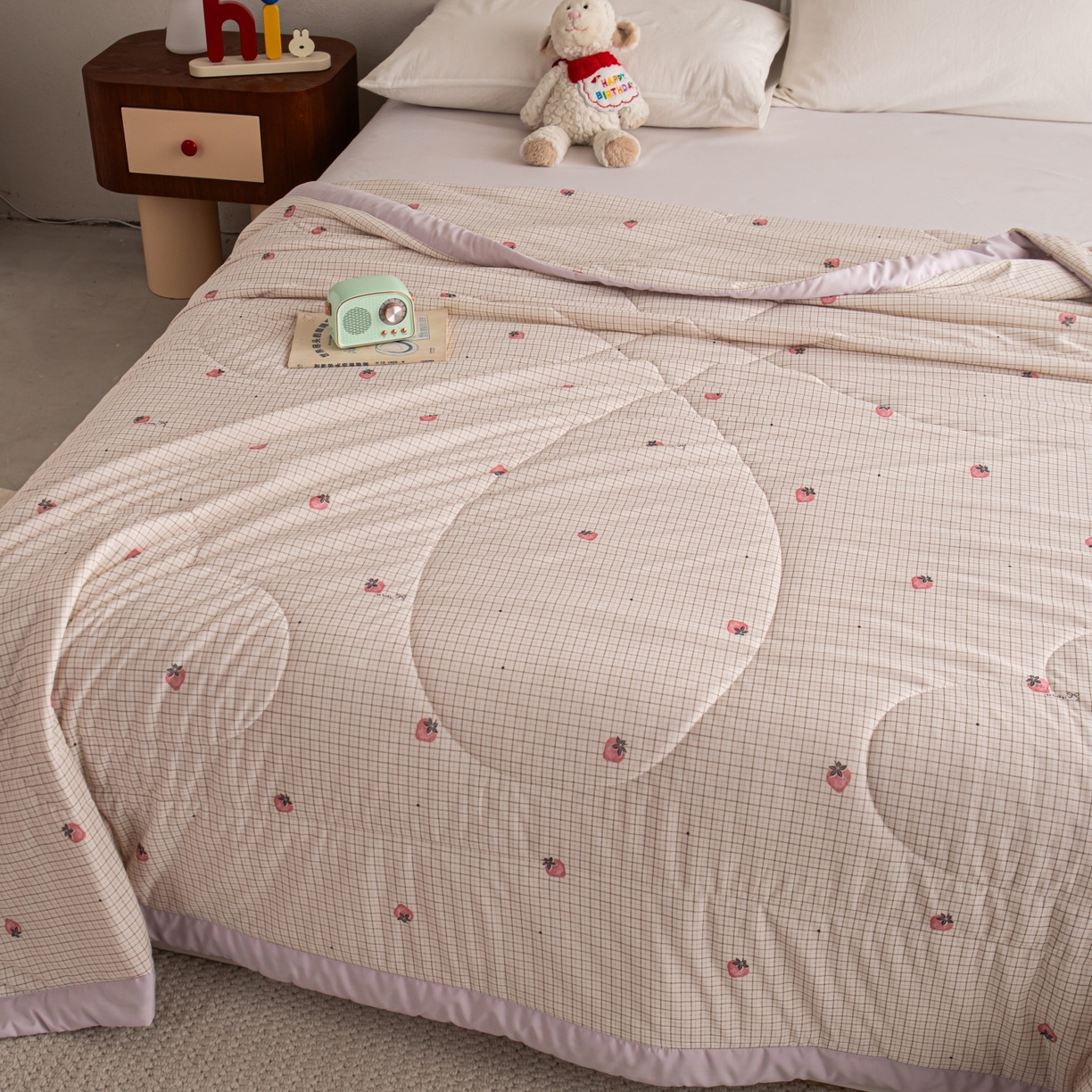 91家纺网 家纺一手货源 找家纺 亿莱鑫 2026新款手包边凉感抗菌夏凉被空调被 格子草莓-粉