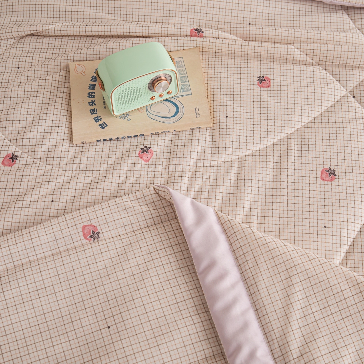 91家纺网 家纺一手货源 找家纺 亿莱鑫 2026新款手包边凉感抗菌夏凉被空调被 格子草莓-粉