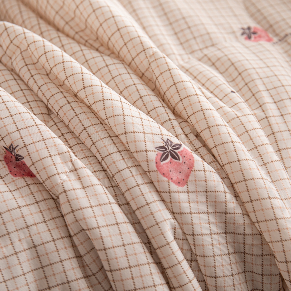 91家纺网 家纺一手货源 找家纺 亿莱鑫 2026新款手包边凉感抗菌夏凉被空调被 格子草莓-粉