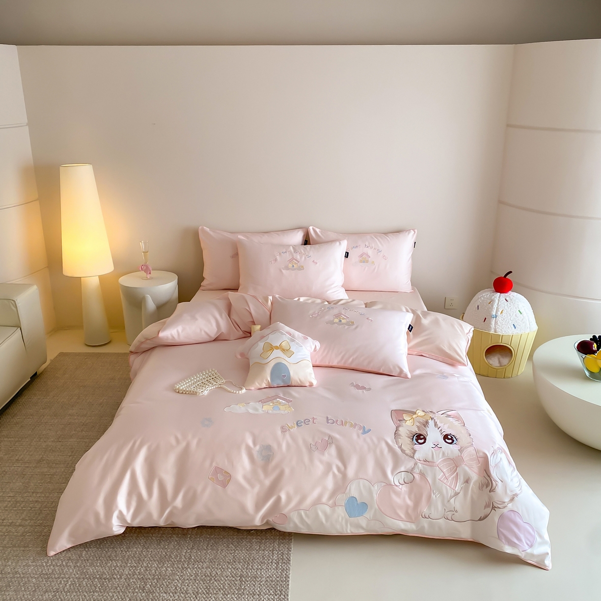 91家纺网 家纺一手货源 找家纺 （总）佳汐蓝家纺 2026秋冬60支长绒棉纯棉软萌贴布绣—元气阿喵