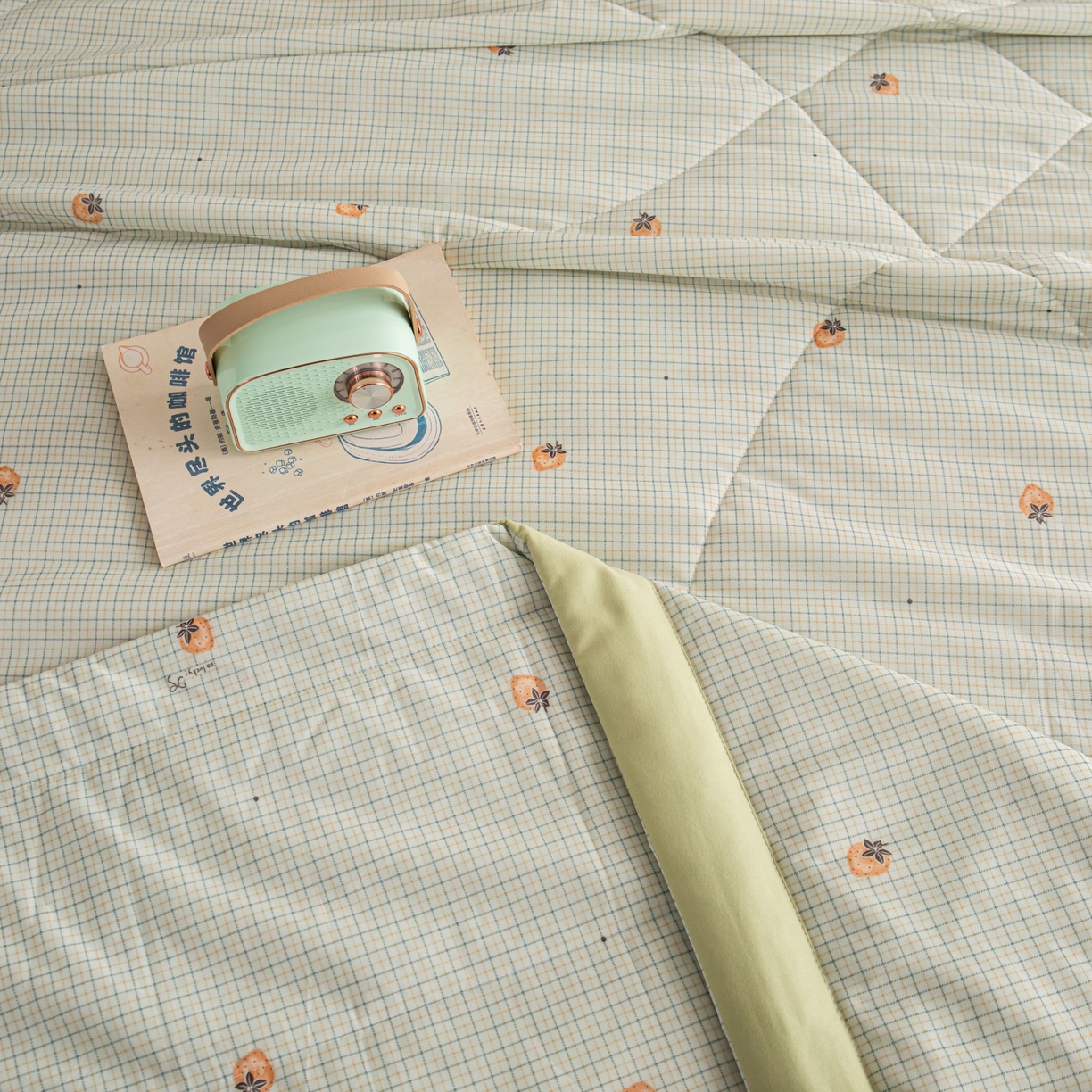 91家纺网 家纺一手货源 找家纺 亿莱鑫 2026新款手包边凉感抗菌夏凉被空调被 格子草莓-绿