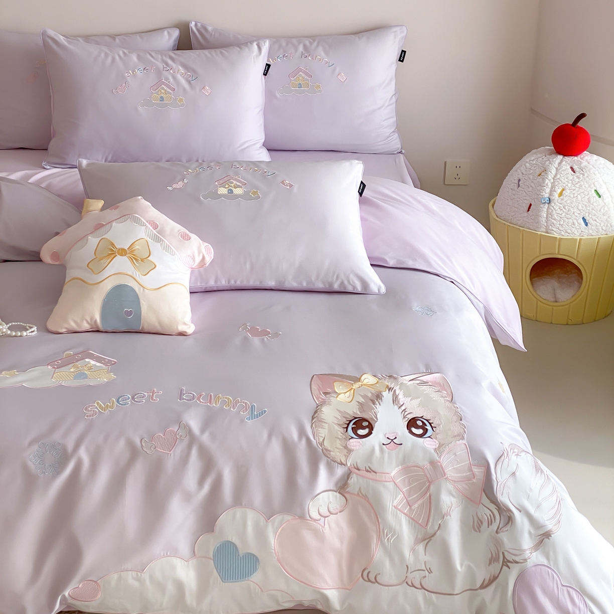 91家纺网 家纺一手货源 找家纺 （总）佳汐蓝家纺 2026秋冬60支长绒棉纯棉软萌贴布绣—元气阿喵