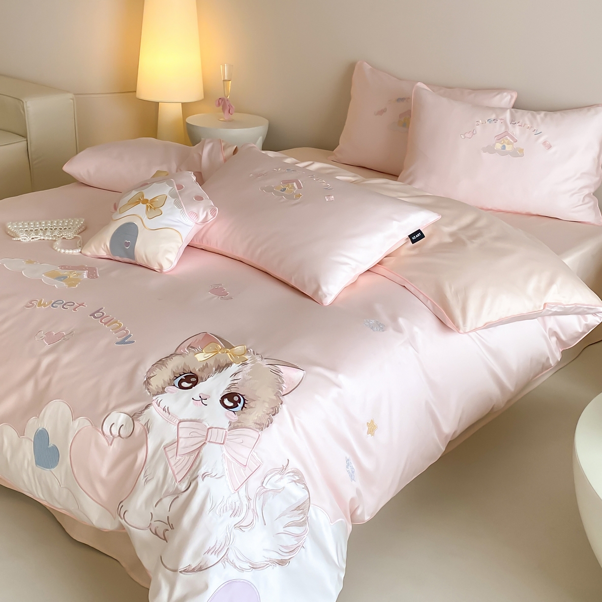 91家纺网 家纺一手货源 找家纺 （总）佳汐蓝家纺 2026秋冬60支长绒棉纯棉软萌贴布绣—元气阿喵