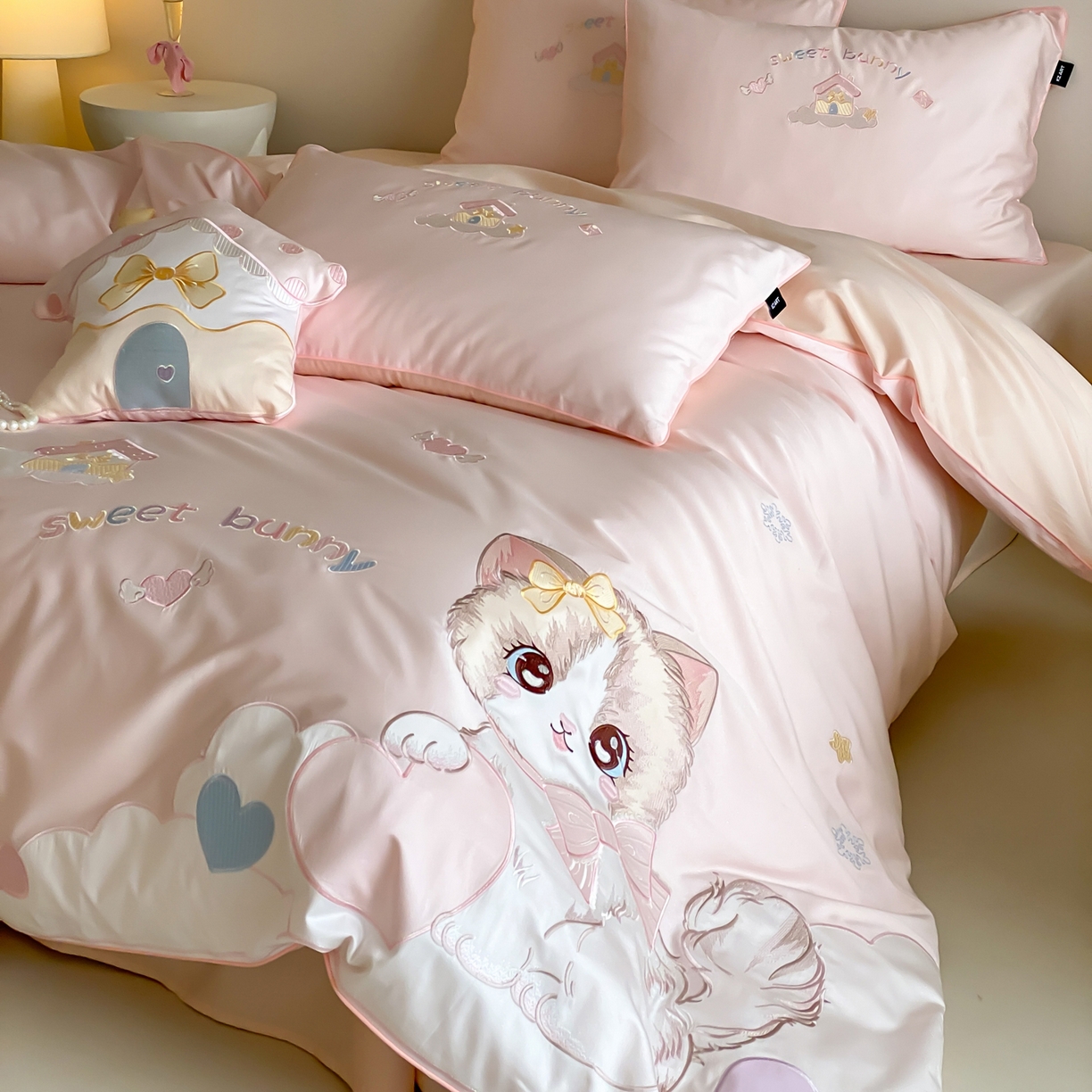 91家纺网 家纺一手货源 找家纺 （总）佳汐蓝家纺 2026秋冬60支长绒棉纯棉软萌贴布绣—元气阿喵