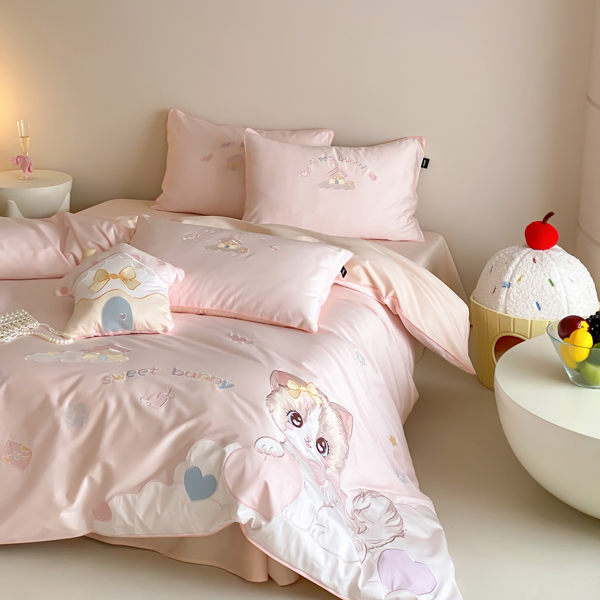 91家纺网 家纺一手货源 找家纺 （总）佳汐蓝家纺 2026秋冬60支长绒棉纯棉软萌贴布绣—元气阿喵