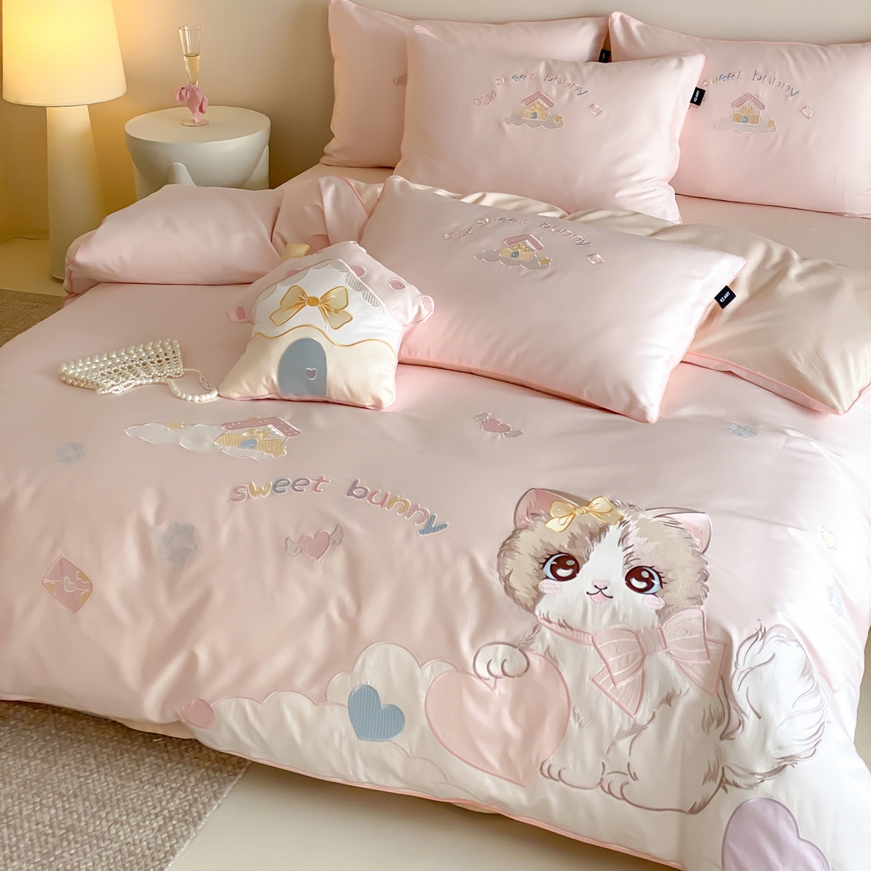 91家纺网 家纺一手货源 找家纺 （总）佳汐蓝家纺 2026秋冬60支长绒棉纯棉软萌贴布绣—元气阿喵