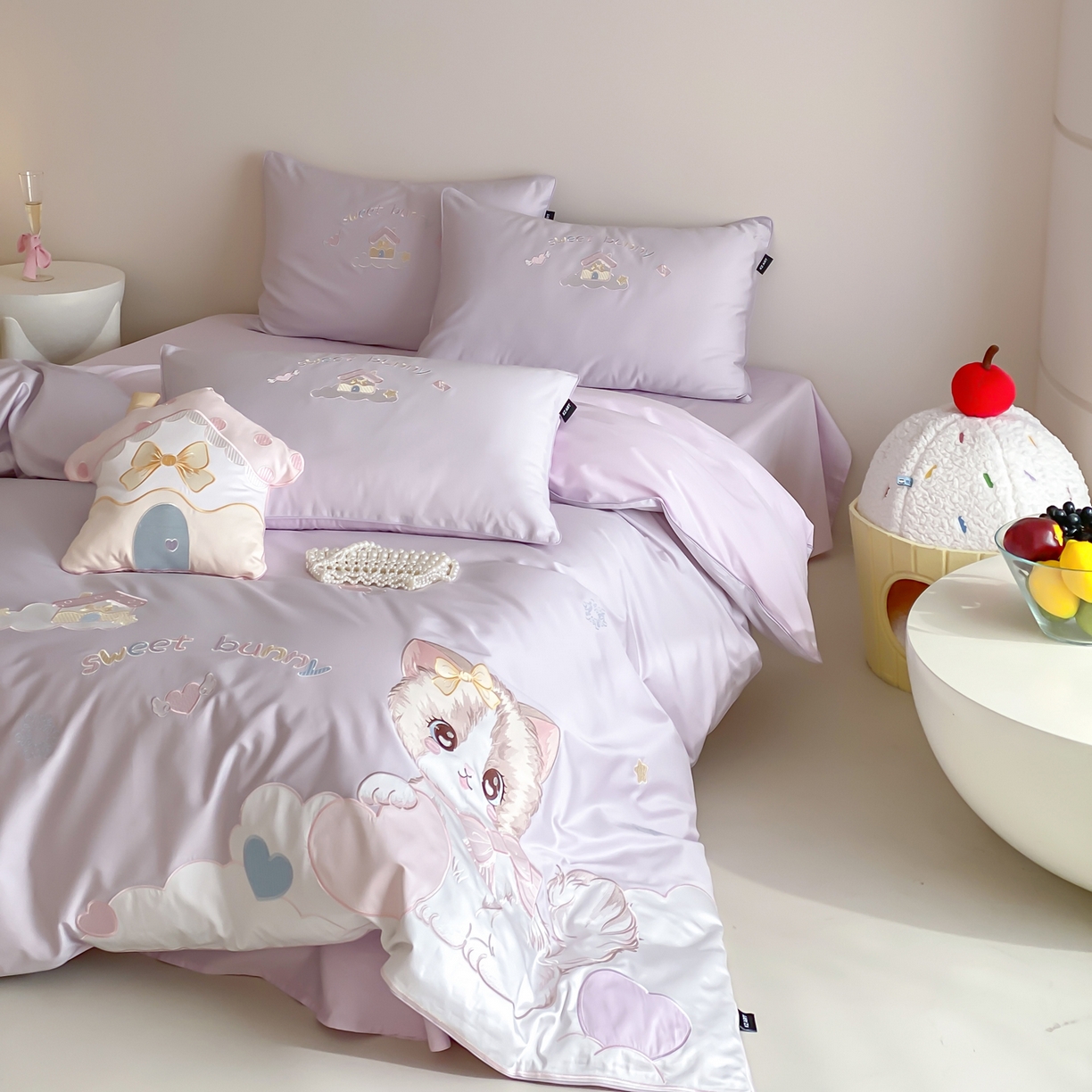 91家纺网 家纺一手货源 找家纺 佳汐蓝家纺 2026秋冬60支长绒棉纯棉软萌贴布绣—元气阿喵 元气阿喵-紫