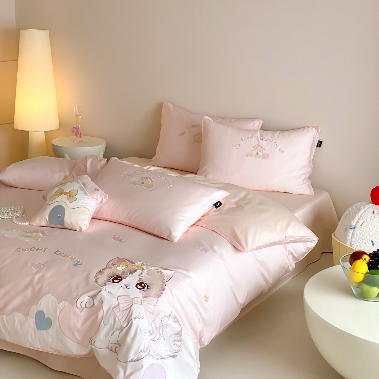 91家纺网 家纺一手货源 找家纺 （总）佳汐蓝家纺 2026秋冬60支长绒棉纯棉软萌贴布绣—元气阿喵