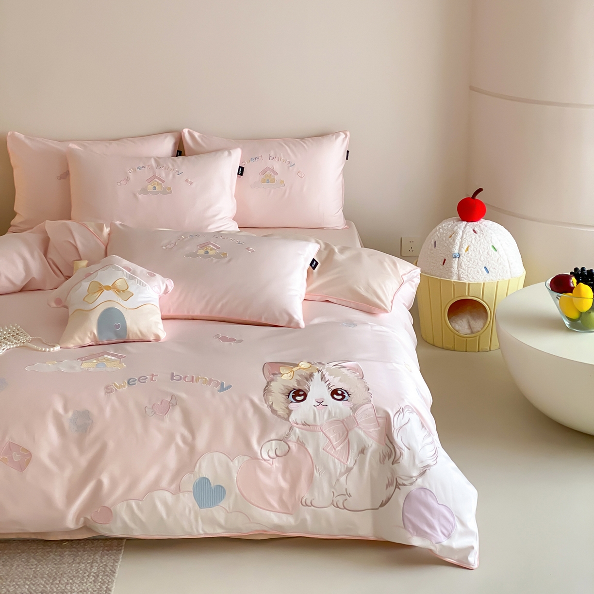 91家纺网 家纺一手货源 找家纺 佳汐蓝家纺 2026秋冬60支长绒棉纯棉软萌贴布绣—元气阿喵 元气阿喵-粉