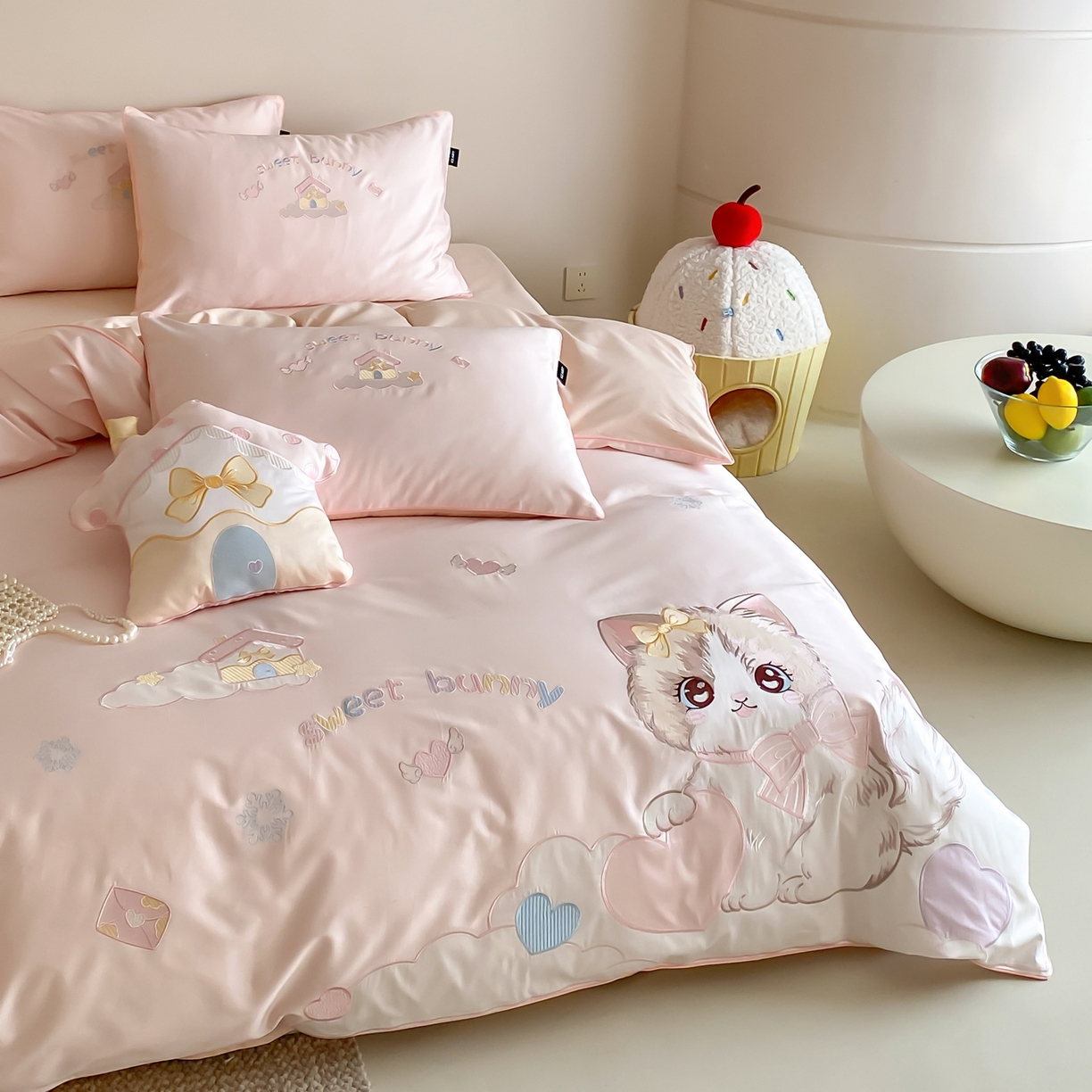 91家纺网 家纺一手货源 找家纺 佳汐蓝家纺 2026秋冬60支长绒棉纯棉软萌贴布绣—元气阿喵 元气阿喵-粉