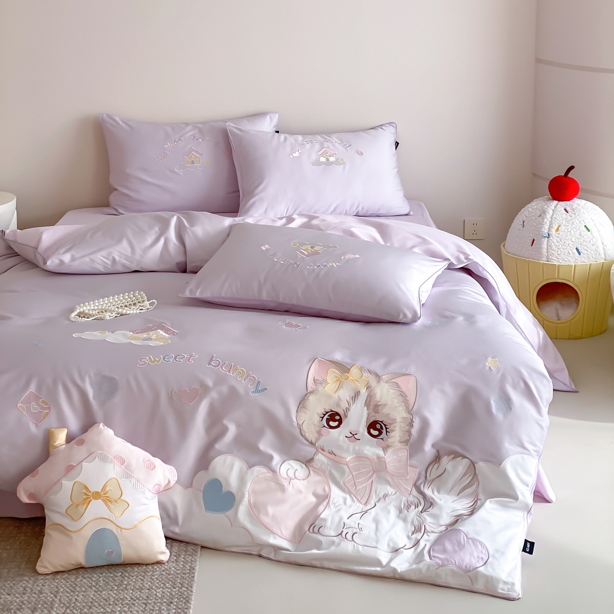 91家纺网 家纺一手货源 找家纺 佳汐蓝家纺 2026秋冬60支长绒棉纯棉软萌贴布绣—元气阿喵 元气阿喵-紫