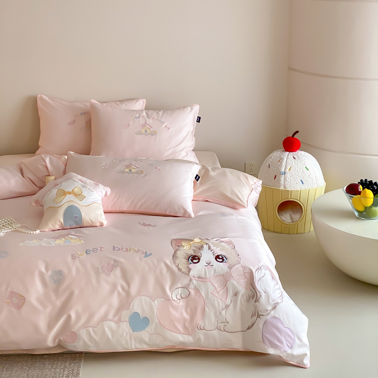 91家纺网 家纺一手货源 找家纺 （总）佳汐蓝家纺 2026秋冬60支长绒棉纯棉软萌贴布绣—元气阿喵