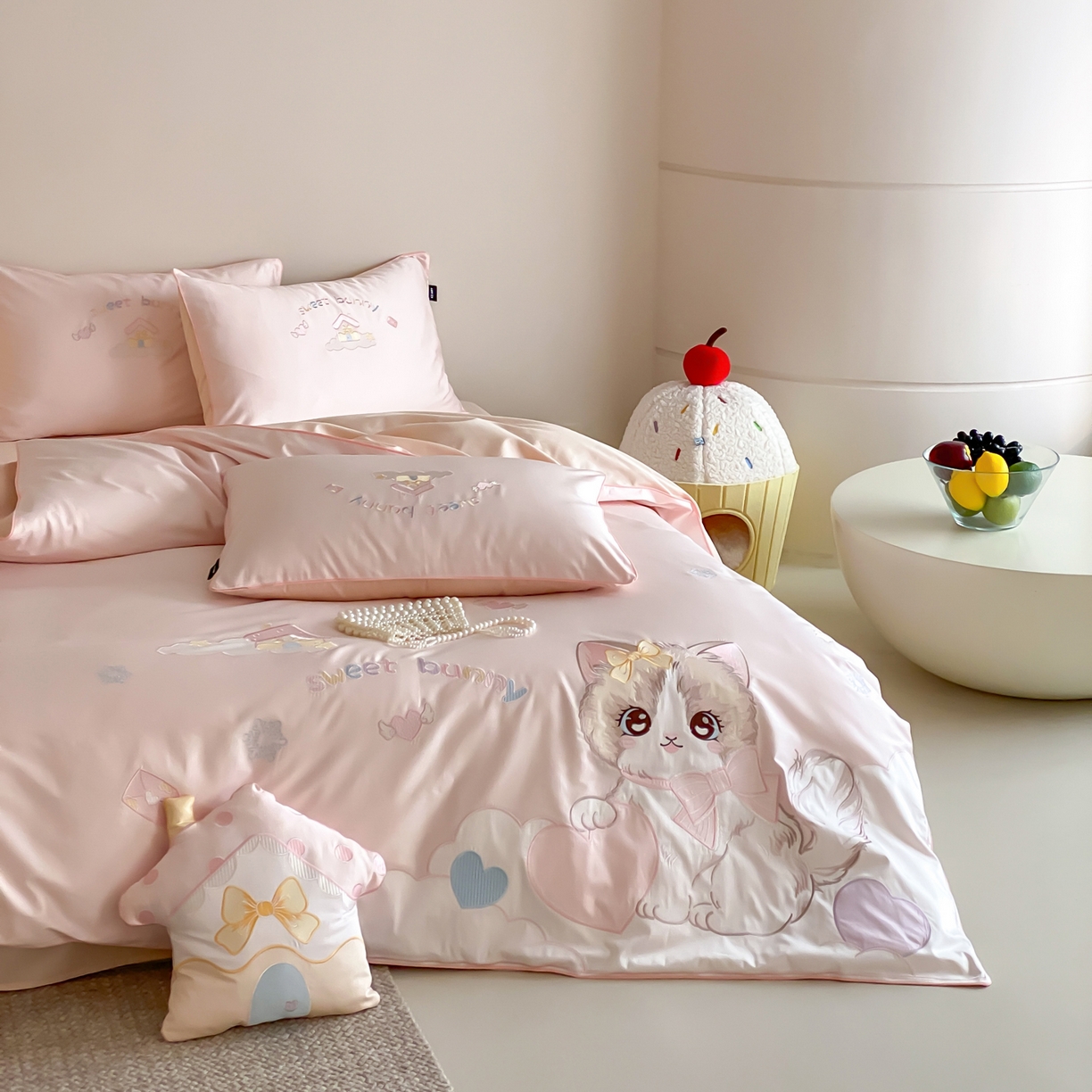 91家纺网 家纺一手货源 找家纺 佳汐蓝家纺 2026秋冬60支长绒棉纯棉软萌贴布绣—元气阿喵 元气阿喵-粉