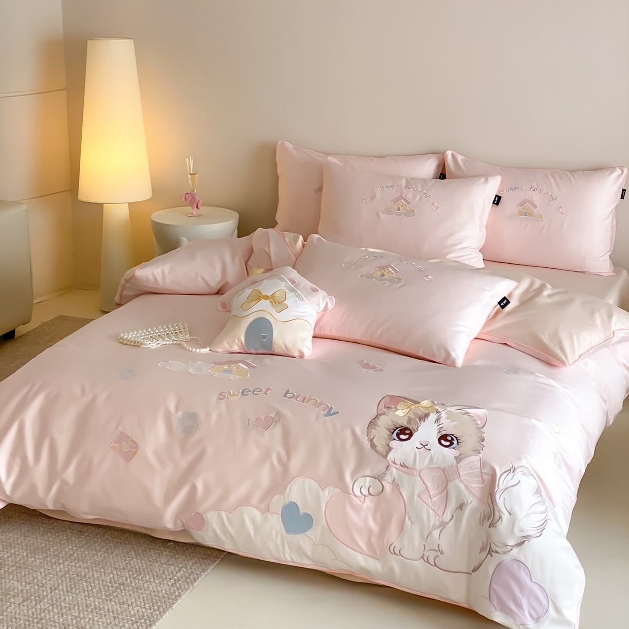 91家纺网 家纺一手货源 找家纺 （总）佳汐蓝家纺 2026秋冬60支长绒棉纯棉软萌贴布绣—元气阿喵