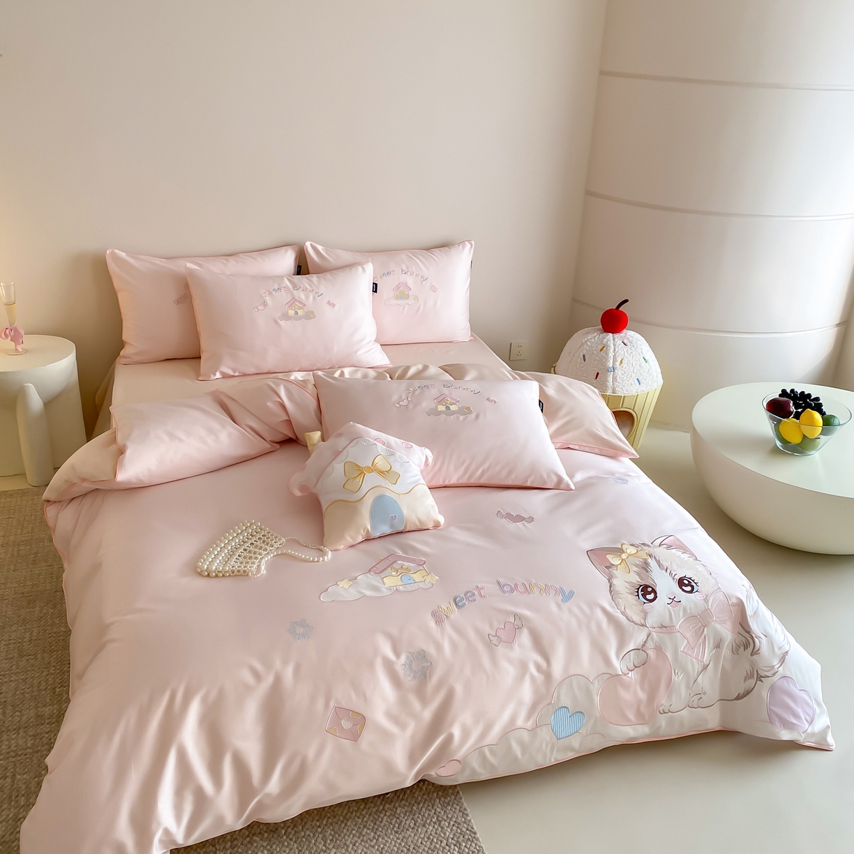 91家纺网 家纺一手货源 找家纺 佳汐蓝家纺 2026秋冬60支长绒棉纯棉软萌贴布绣—元气阿喵 元气阿喵-粉