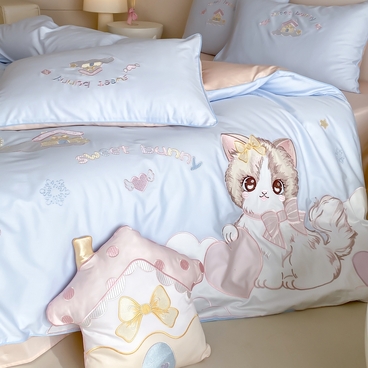 91家纺网 家纺一手货源 找家纺 佳汐蓝家纺 2026秋冬60支长绒棉纯棉软萌贴布绣—元气阿喵 元气阿喵-蓝