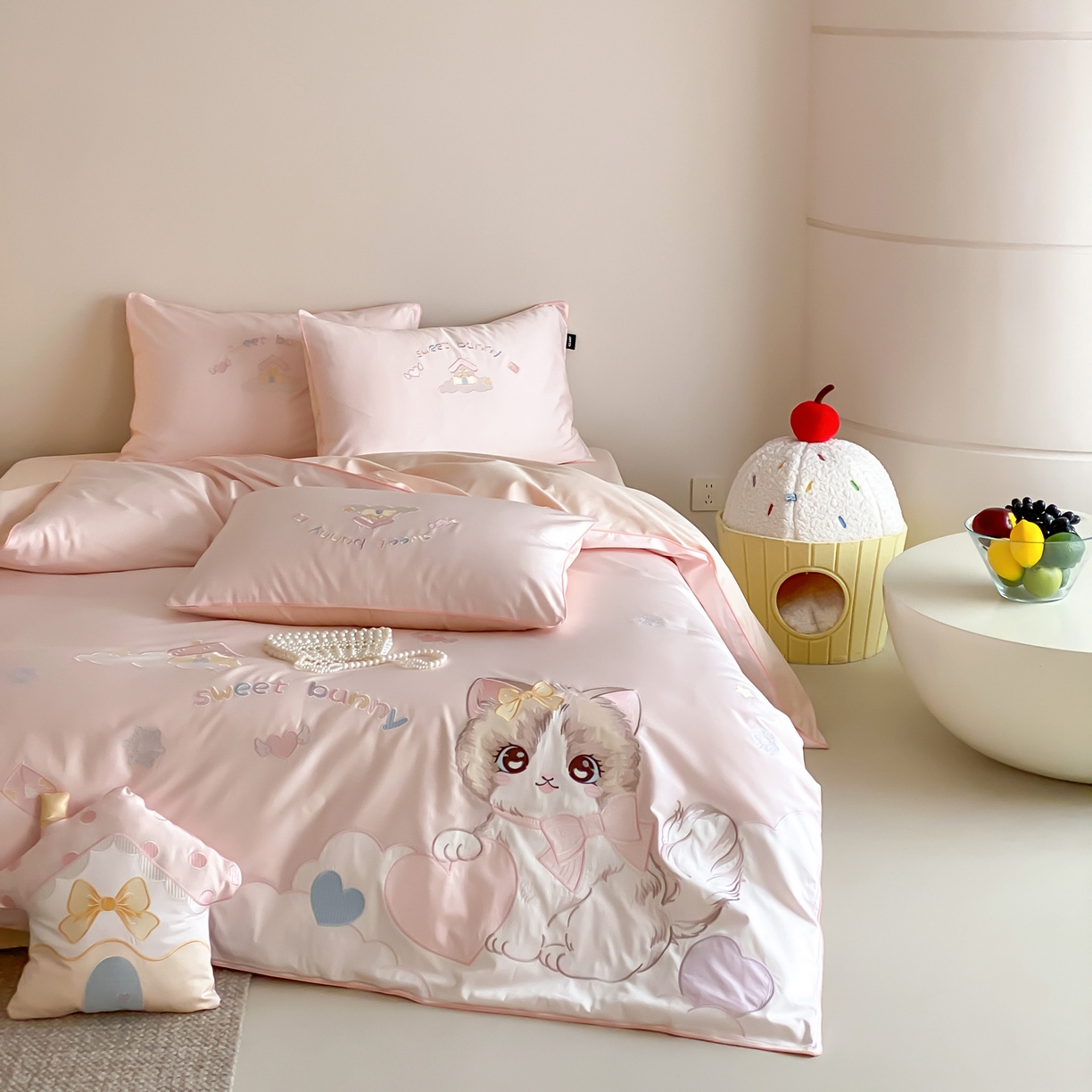 91家纺网 家纺一手货源 找家纺 佳汐蓝家纺 2026秋冬60支长绒棉纯棉软萌贴布绣—元气阿喵 元气阿喵-粉