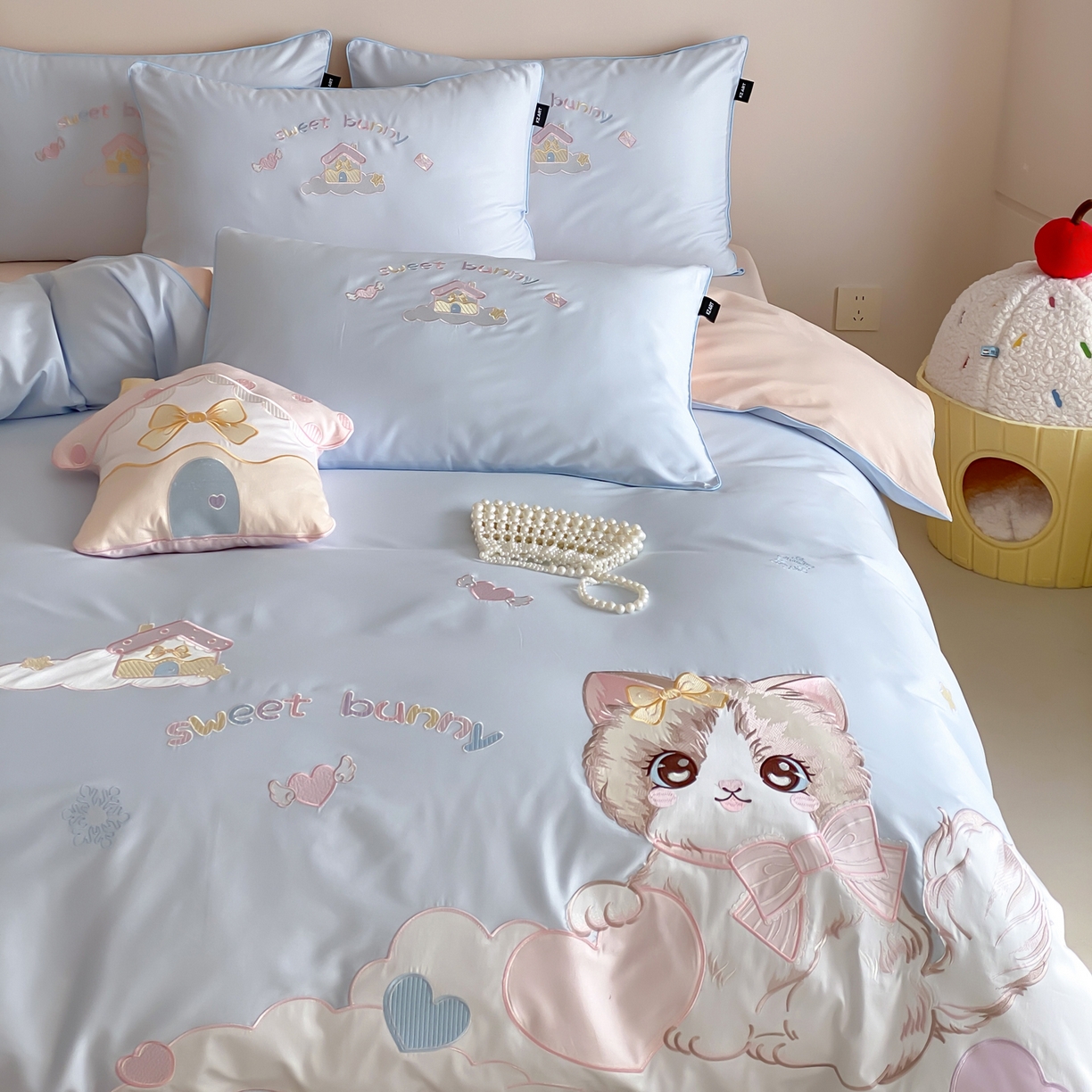 91家纺网 家纺一手货源 找家纺 （总）佳汐蓝家纺 2026秋冬60支长绒棉纯棉软萌贴布绣—元气阿喵