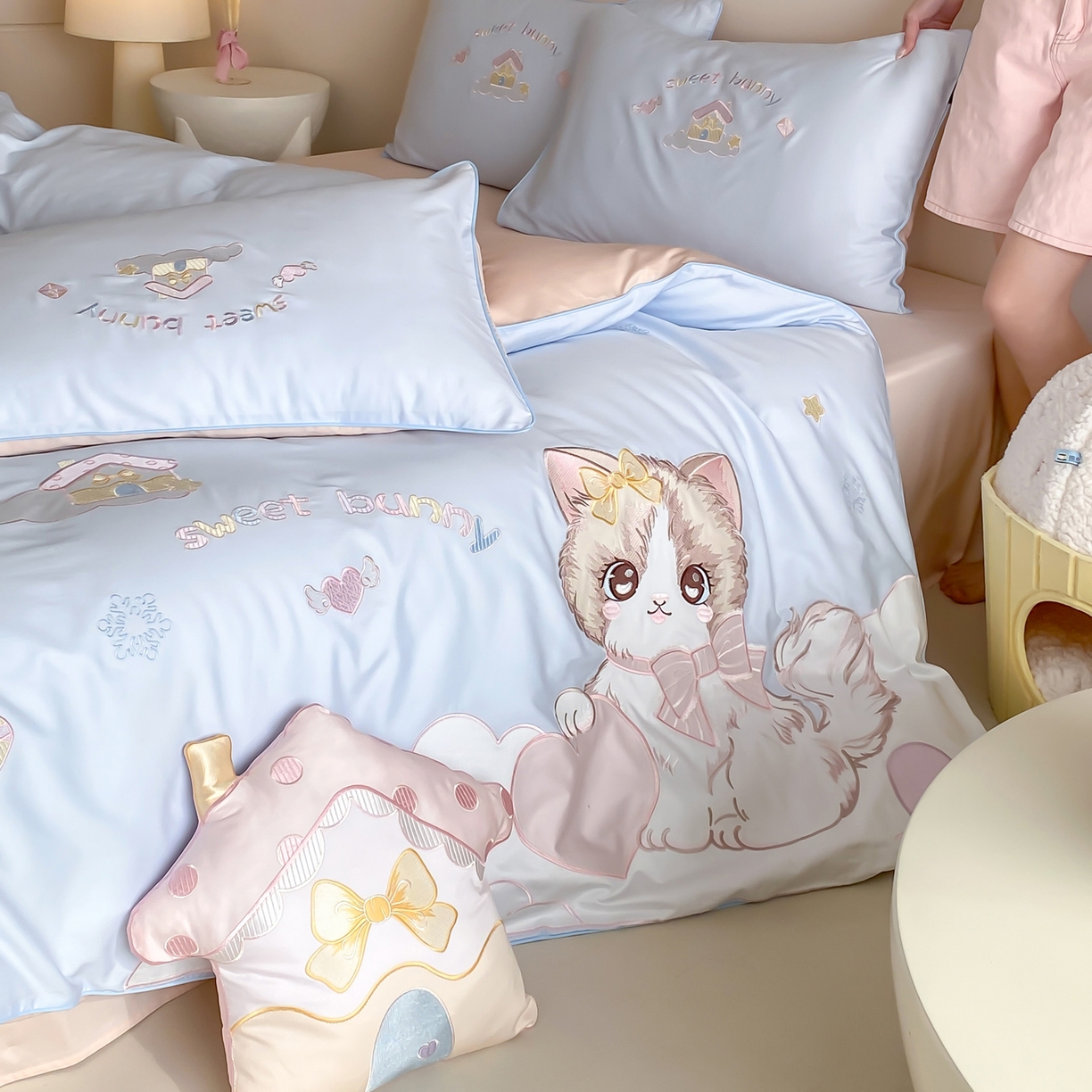 91家纺网 家纺一手货源 找家纺 佳汐蓝家纺 2026秋冬60支长绒棉纯棉软萌贴布绣—元气阿喵 元气阿喵-蓝